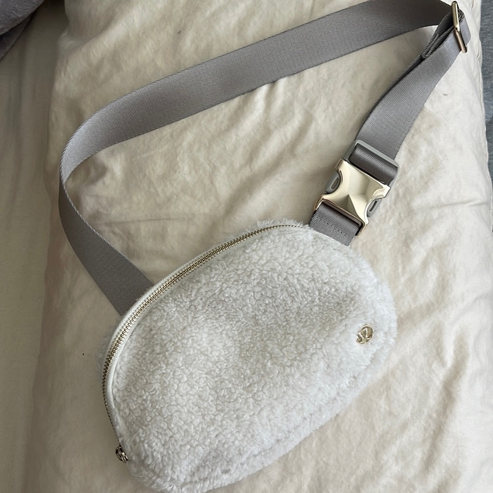 Lululemon sherpa belt bag